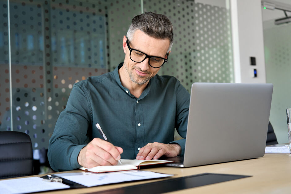 What is Online Instructor-Led Learning? How Are the Courses Structured and Why Its Still So Popular